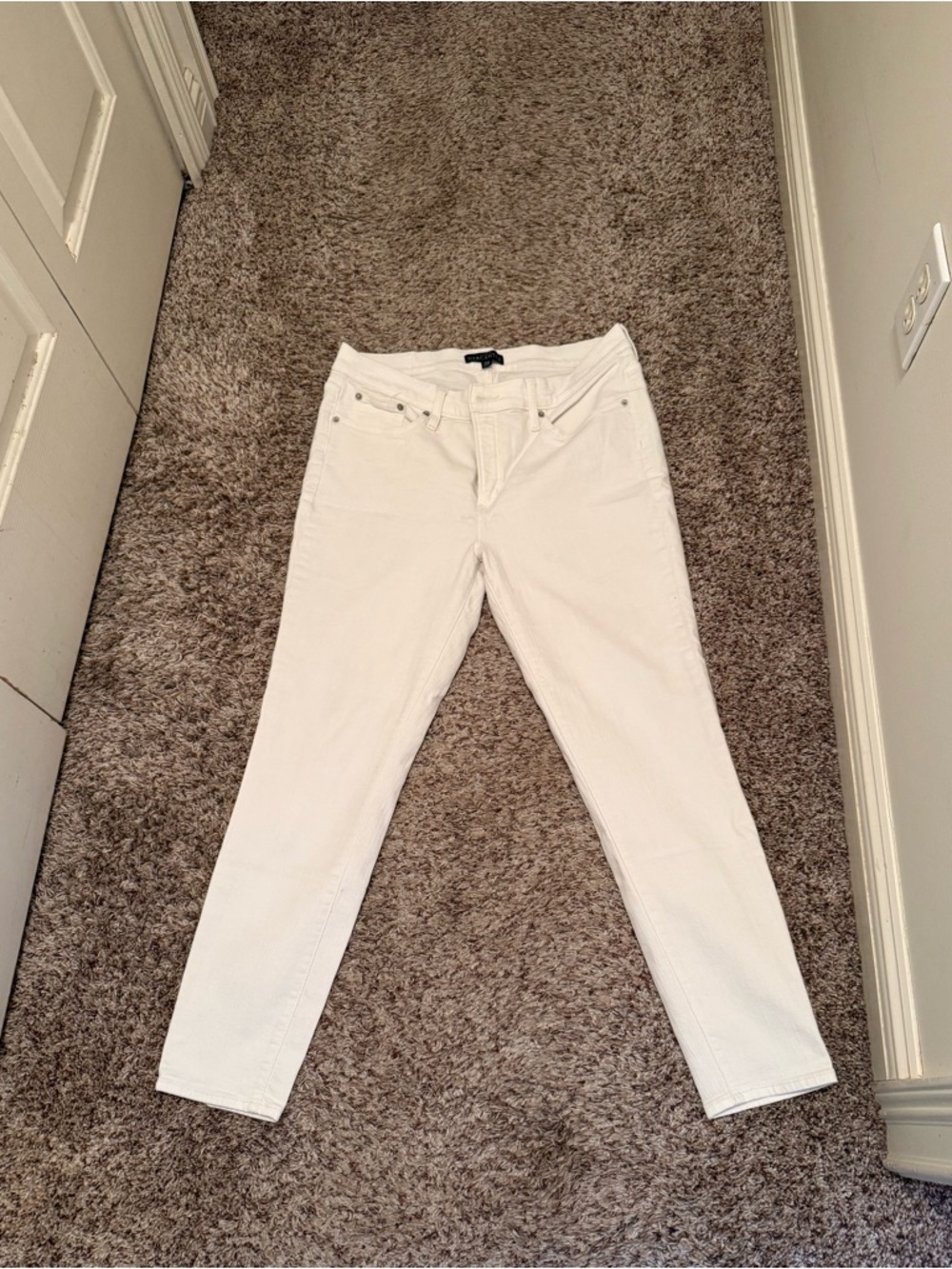 Slim White Women's Skinny Jeans — Clean Everyday Style